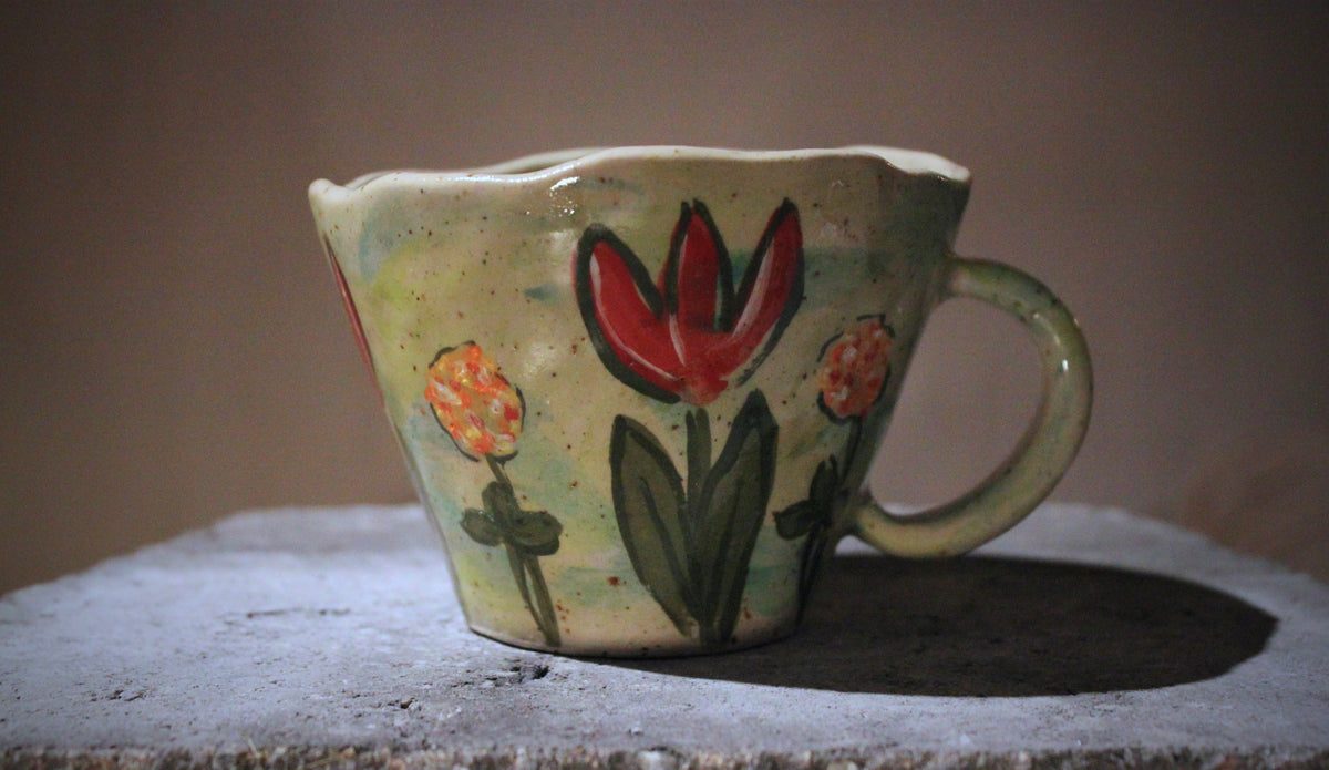Kaffekopp med öra i stengods, handmålad – blommönster, prickig lera