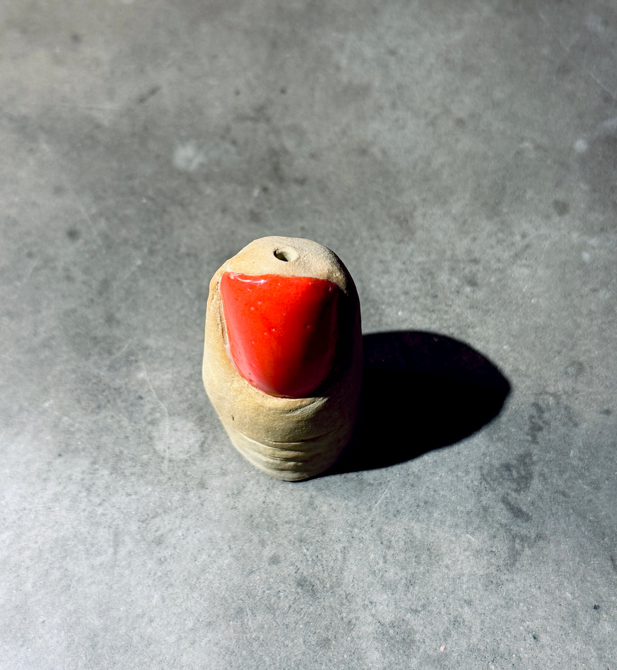 Salt Shaker “Finger” in Stoneware – Light Orange/Red Nail