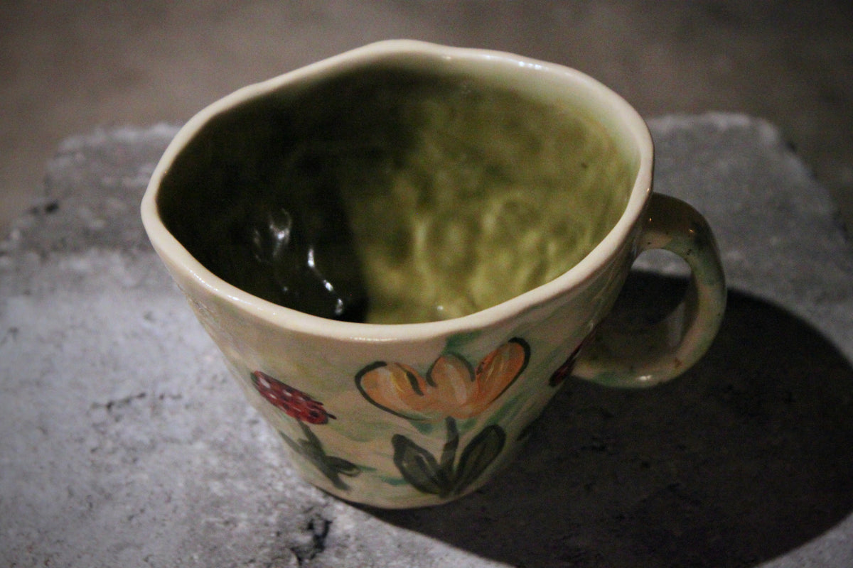 Kaffekopp med öra i stengods, handmålad – blommönster, slät lera