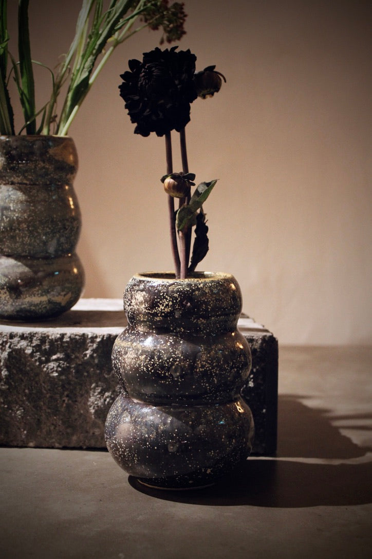 Vas i stengods, bubblig form – mörkblå "vintergalax"
