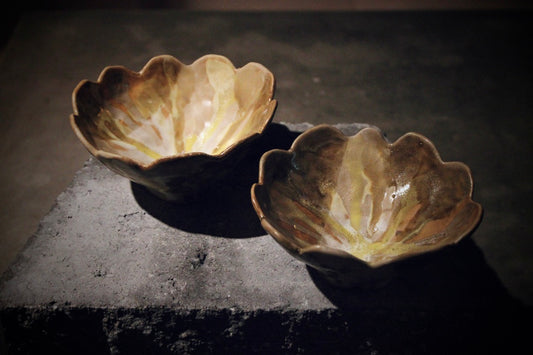 Flower-Shaped Hand-Built Stoneware Bowl – Beige/White/Yellow