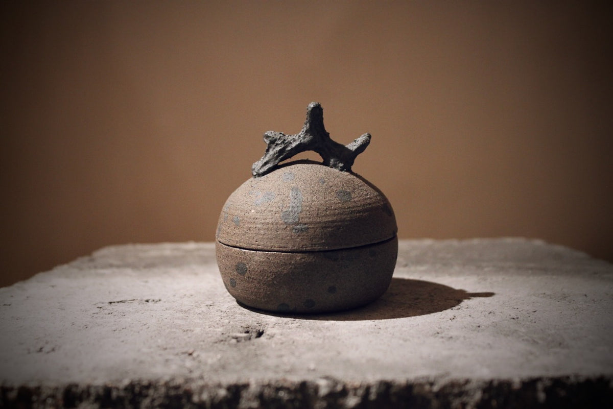 Stoneware Lidded Jar, Grey-Black – Small – 5 cm