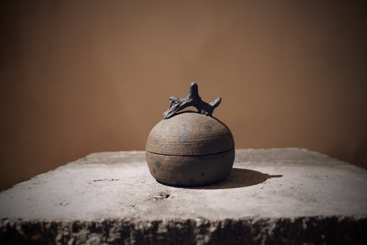 Stoneware Lidded Jar, Grey-Black – Small – 5 cm