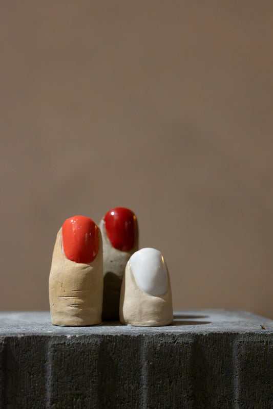 Salt Shaker “Finger” in Stoneware – Light Orange/Red Nail