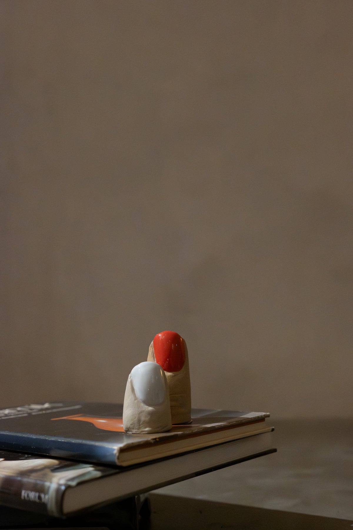 Salt Shaker “Finger” in Stoneware – Light Orange/Red Nail