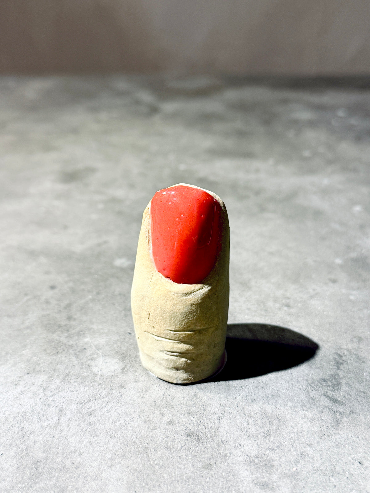 Salt Shaker “Finger” in Stoneware – Light Orange/Red Nail