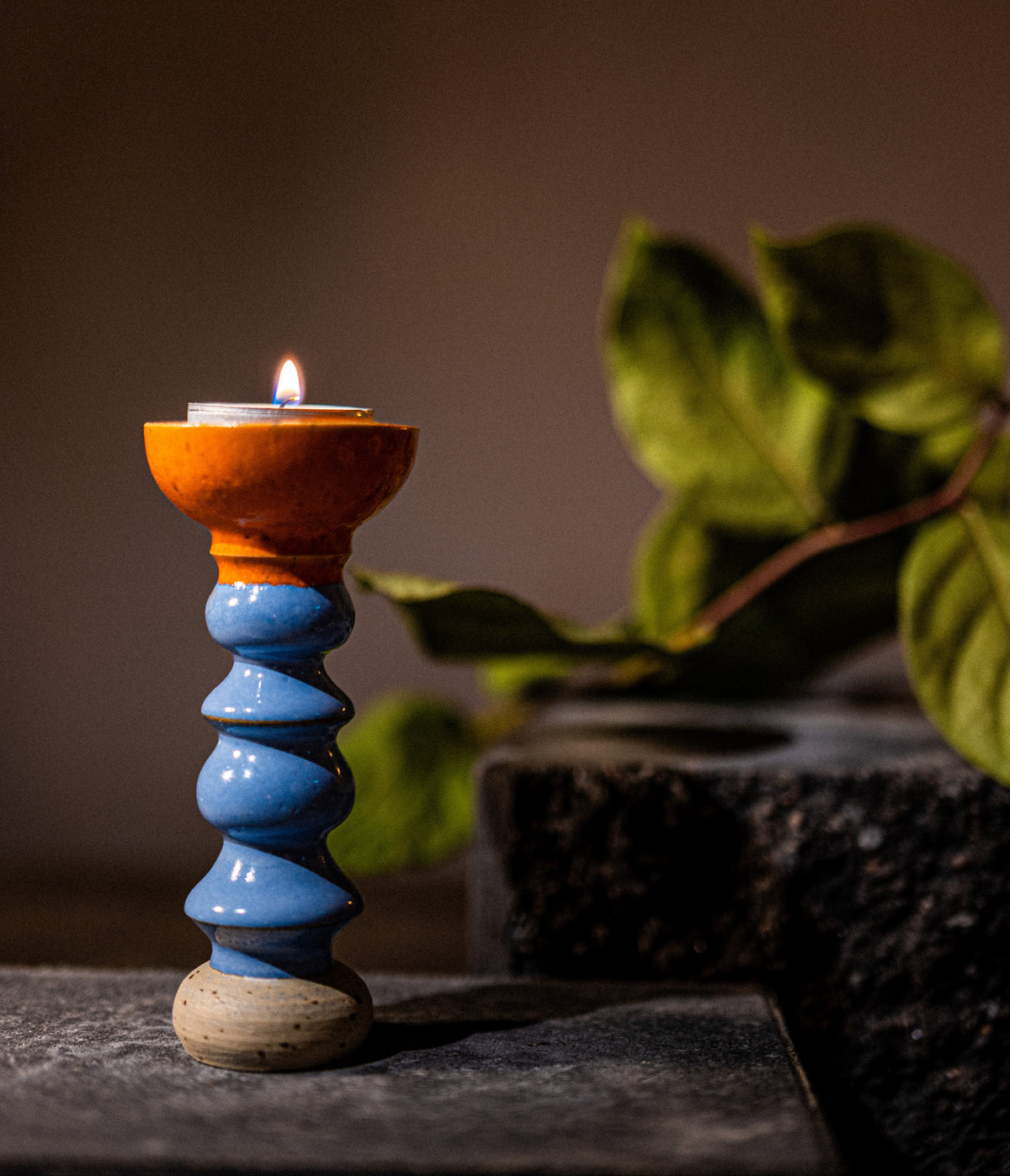 Ljusstake i stengods, orange/ljusblå glasyr – värmeljus